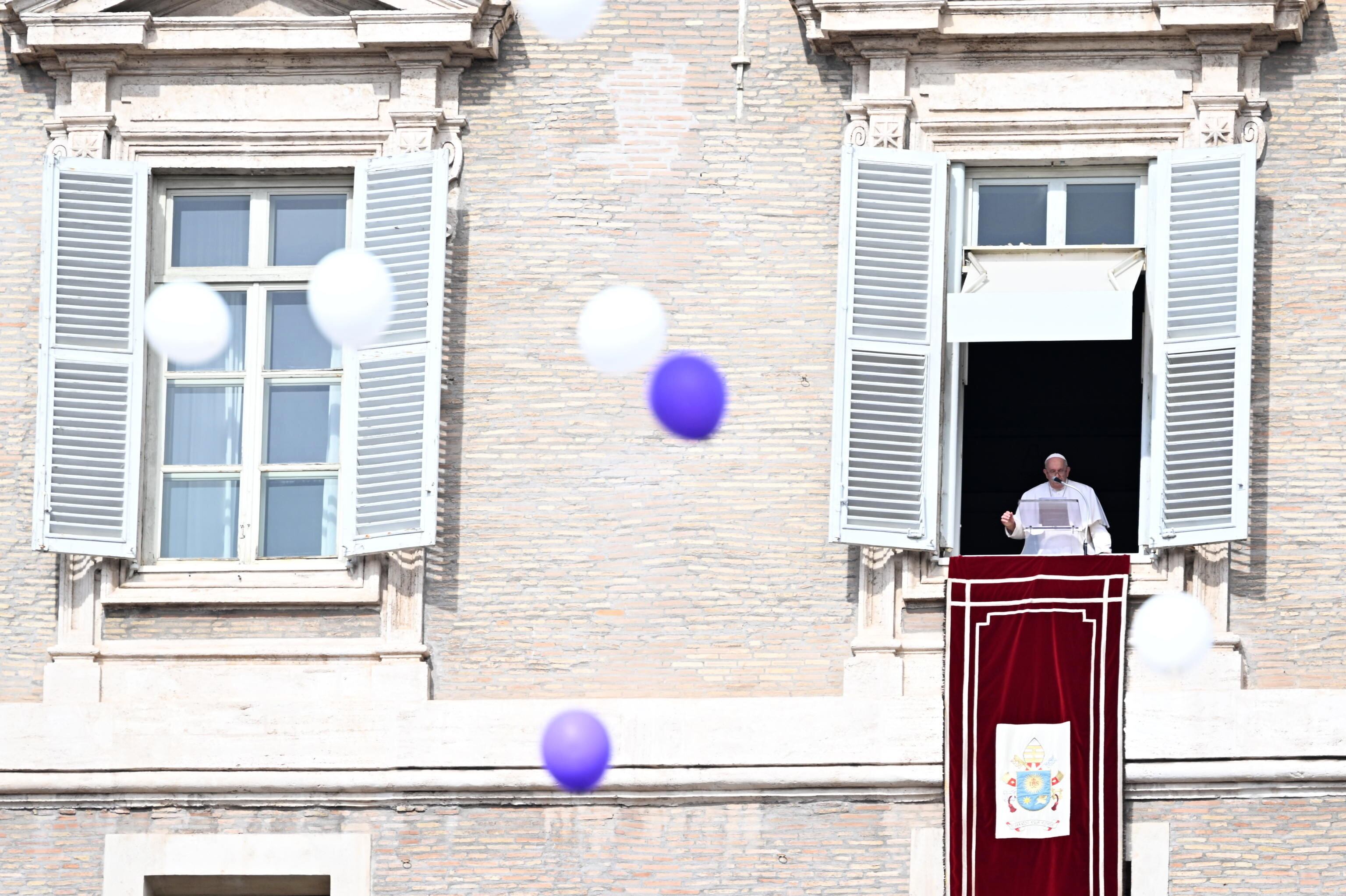 Vatican City (Vatican City State (holy See)), 22/10/2023.- Pope Francis leads the Angelus prayer from the window of his office overlooking St. Peter's Square in Vatican City, 22 October 2023. (Papa) EFE/EPA/CLAUDIO PERI