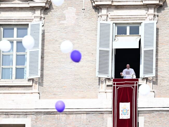 Vatican City (Vatican City State (holy See)), 22/10/2023.- Pope Francis leads the Angelus prayer from the window of his office overlooking St. Peter's Square in Vatican City, 22 October 2023. (Papa) EFE/EPA/CLAUDIO PERI