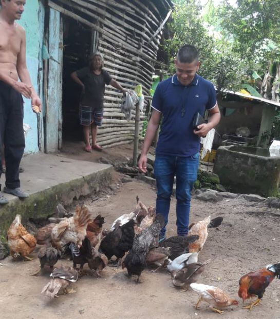 El seminarista Julián Alberto Araque, de los misioneros javerianos de Yarumal, comparte en el campo.