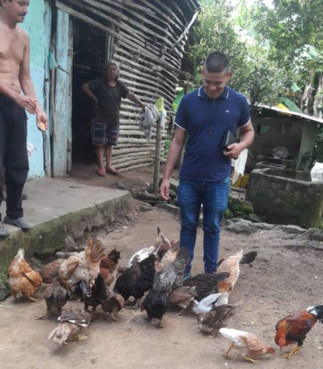El seminarista Julián Alberto Araque, de los misioneros javerianos de Yarumal, comparte en el campo.