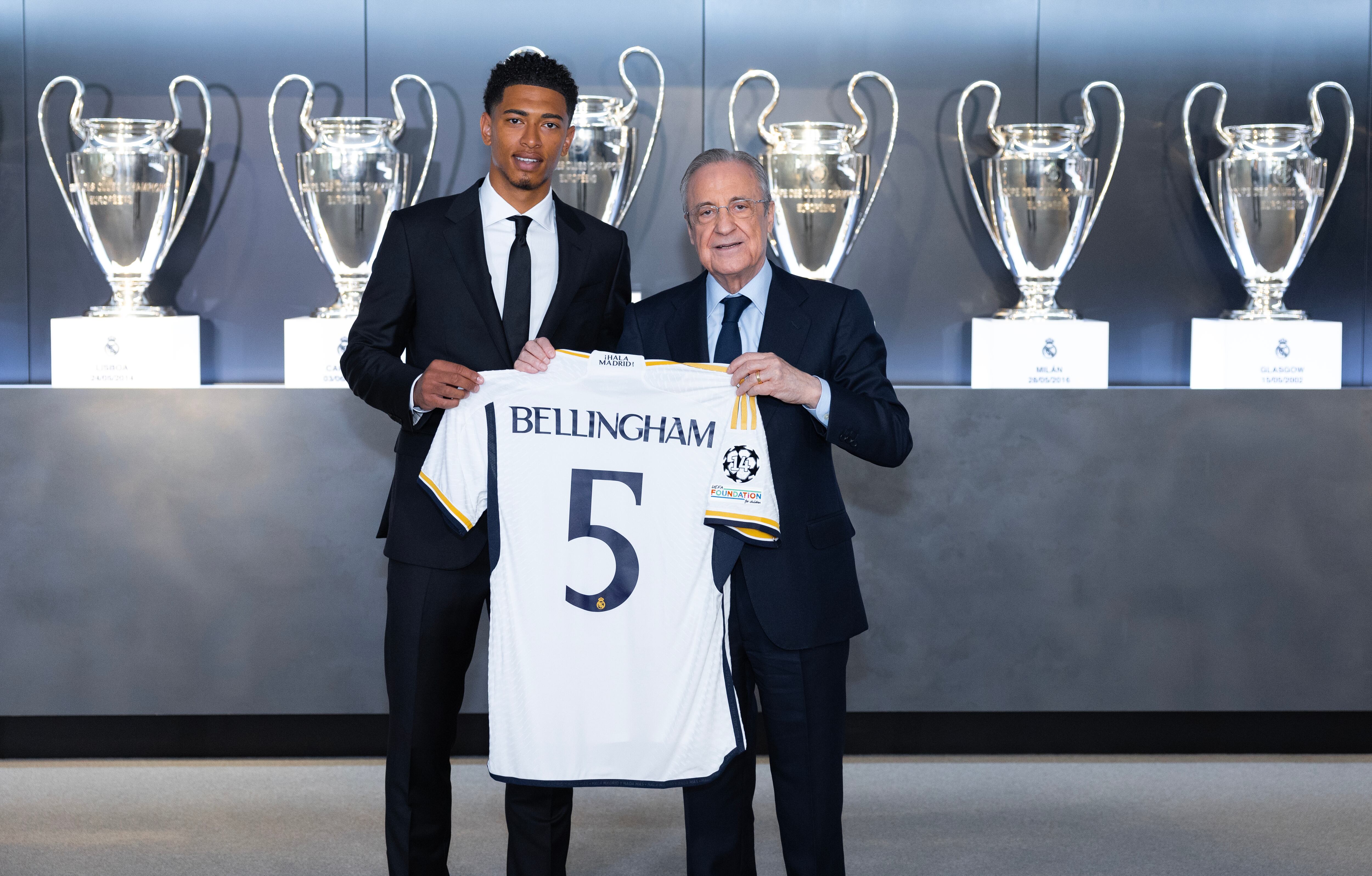Jude Bellingham, nuevo jugador del Real Madrid, junto al presidente Florentino Pérez. (Photo by Helios de la Rubia/Real Madrid via Getty Images)