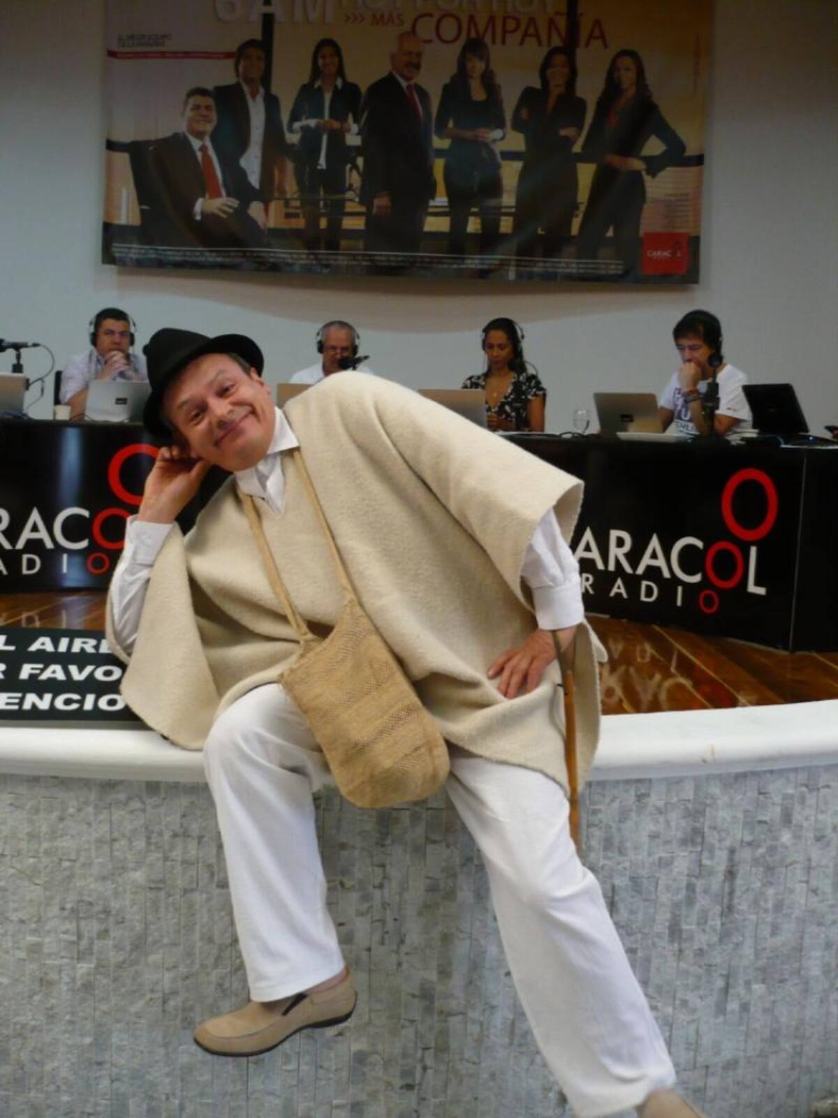 Darío Arizmendi y su equipo desde la heroica, mostrando lo mejor de la ciudad y sus gentes. Foto: Caracol Radio.