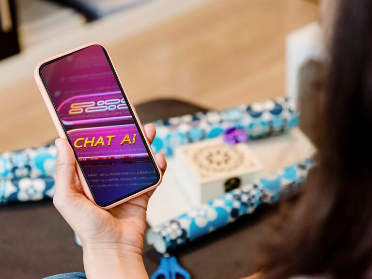 Persona haciendo uso de chats de la IA como apoyo emocional (foto vía Getty Images)