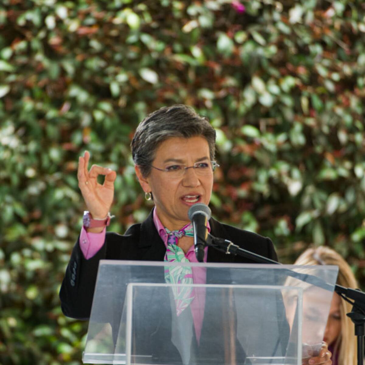 Es irracional que prefieran ir dándose contra el timón en un trancón: Claudia López
