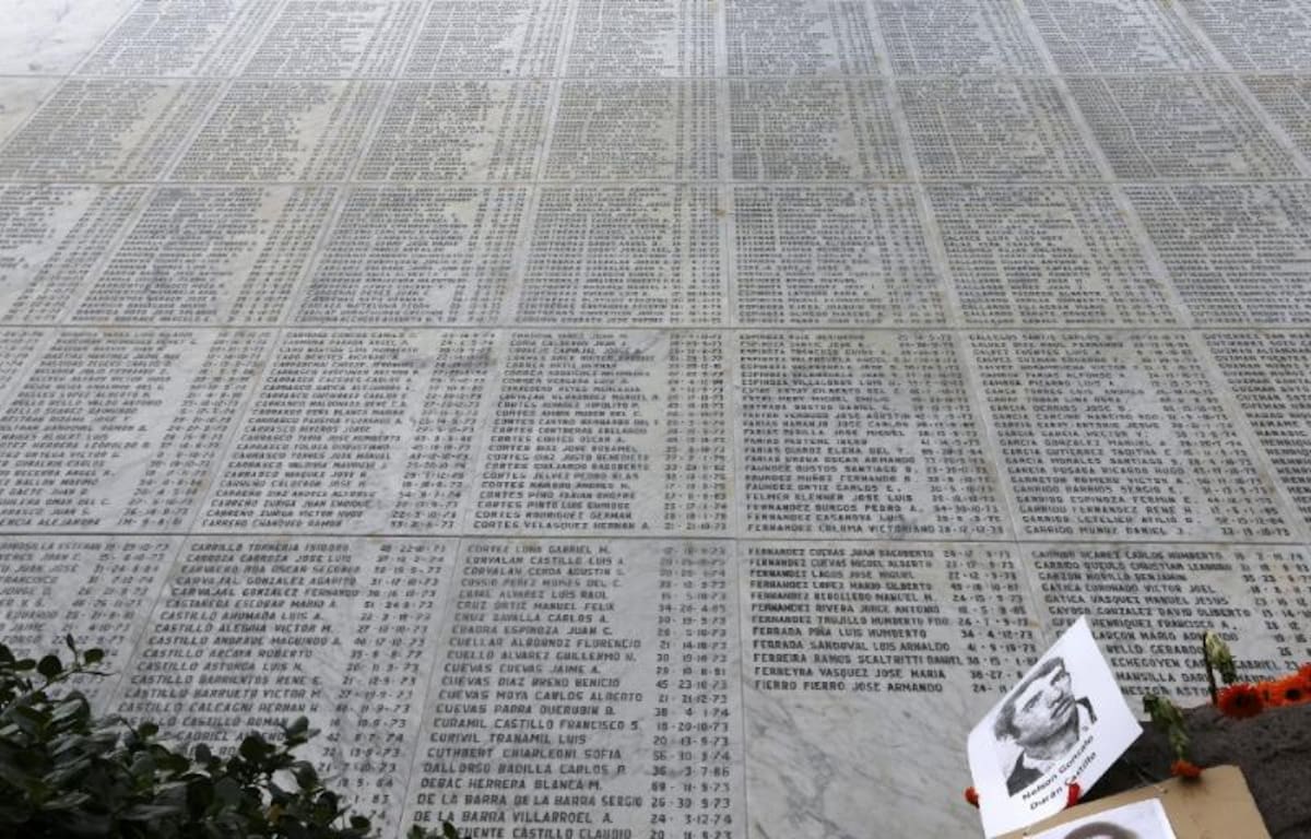Vista general del memorial de los detenidos desaparecidos en la dictadura que fue instalada en el Cementerio General durante una marcha en conmemoración del 40 aniversario del golpe militar