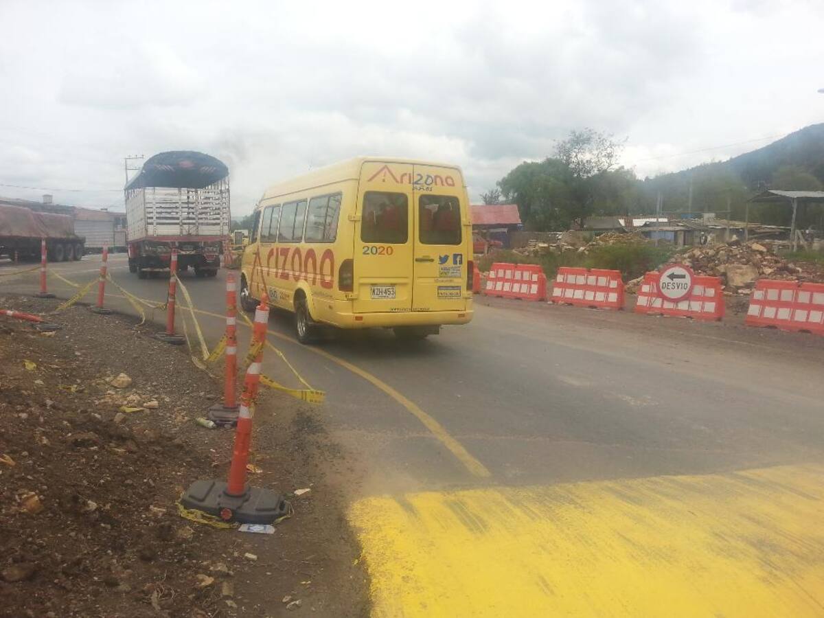 Imágenes tomadas por Caracol Radio o cortesía de la Gobernación de Boyacá que muestran las "trabas" en la movilidad por la demora en las obras, que generan calzadas sencillas en varios tramos de la carretera.
