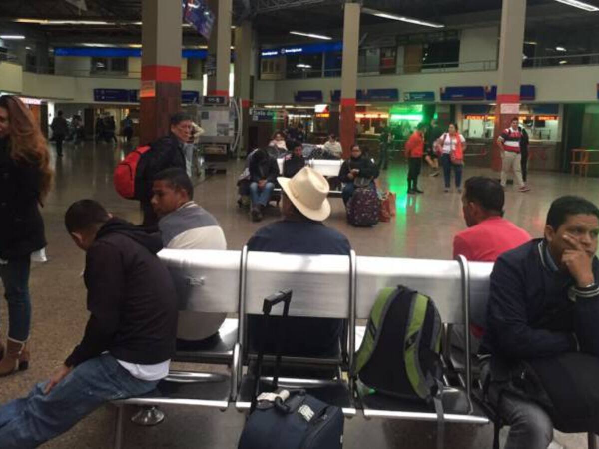 Decenas de viajeros están represados en la Terminal de Bogotá por paro camionero