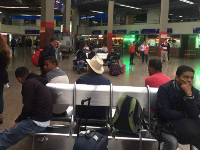 Decenas de viajeros están represados en la Terminal de Bogotá por paro camionero