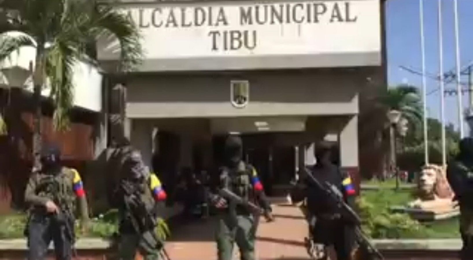 Hombres armados frente a la Alcaldía de Tibú el pasado 14 de julio.