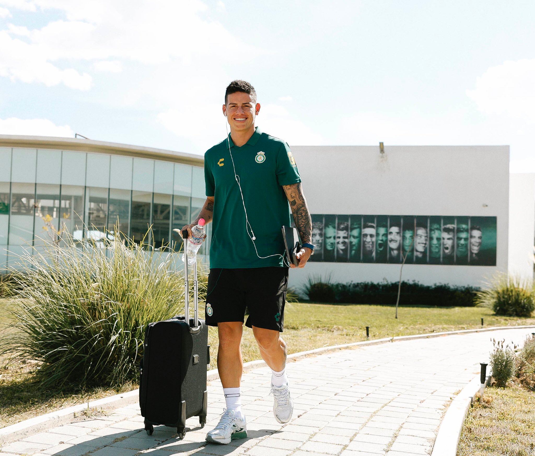 James Rodríguez con su equipo junto al grupo de viajeros de León a Guadalajara / Twitter: @clubleonfc.