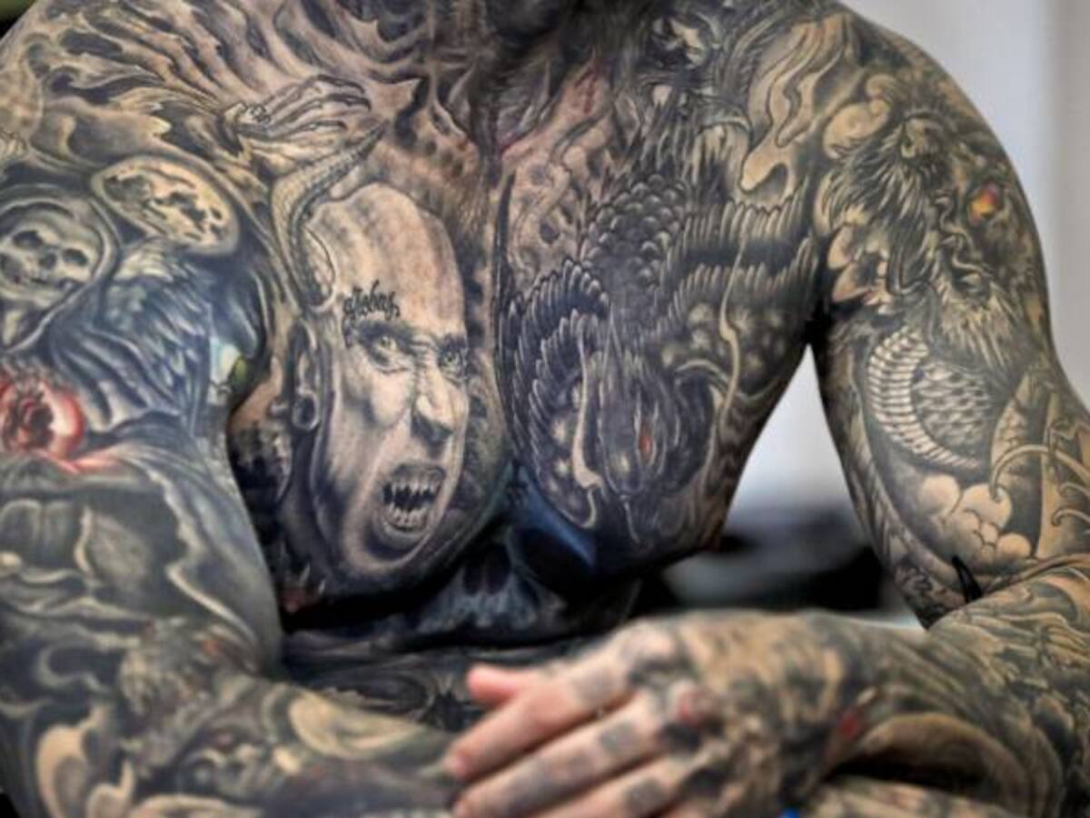 Estrafalarios tatuajes exhibidos en convención en Rumania