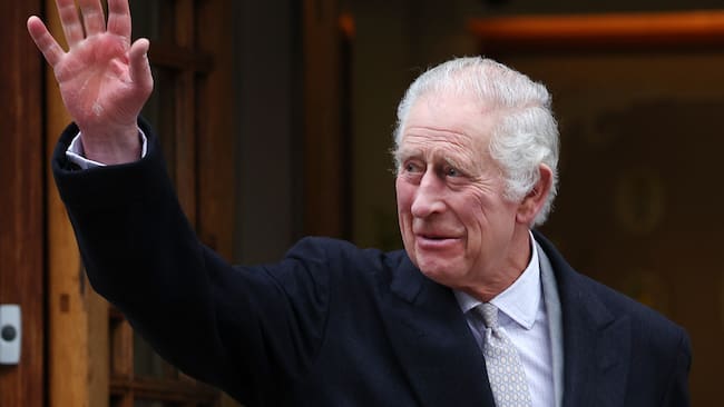 Londres (Reino Unido), 29/01/2024.- El rey Carlos III sale de la clínica de Londres, Reino Unido, este lunes. El rey Carlos III abandonó el hospital tras un tratamiento de próstata. EFE/ANDY RAIN