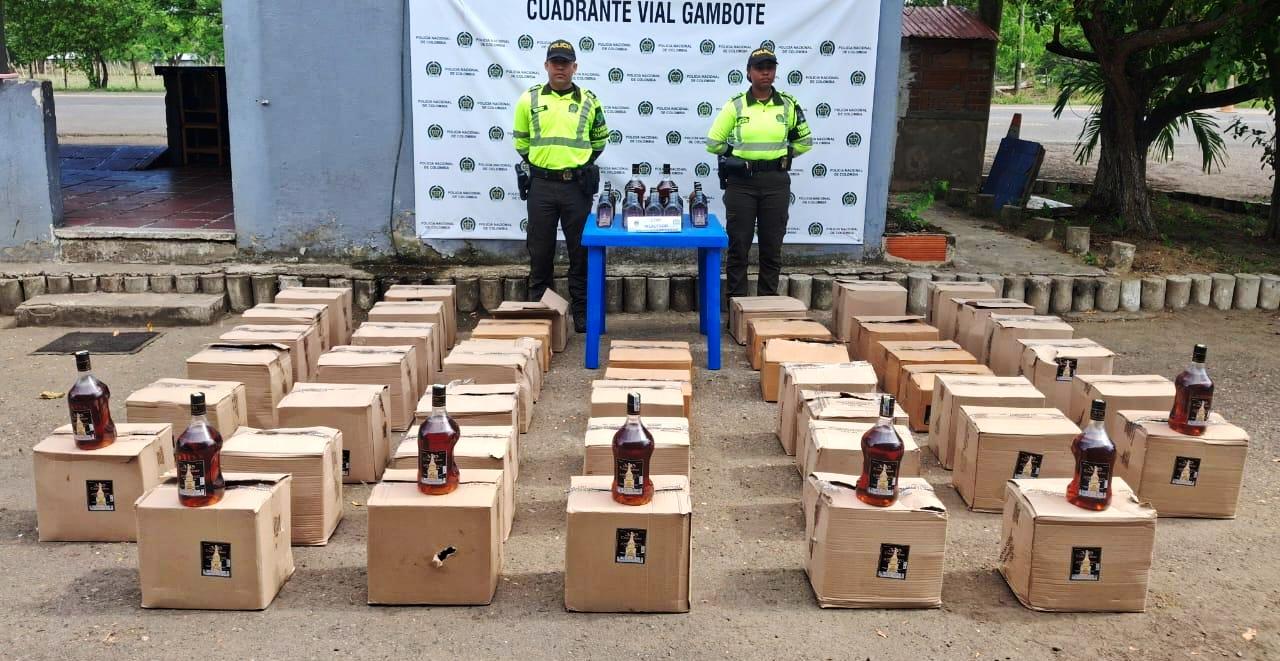Incautan más de 400 botellas de licor adulterado en vía hacia Cartagena