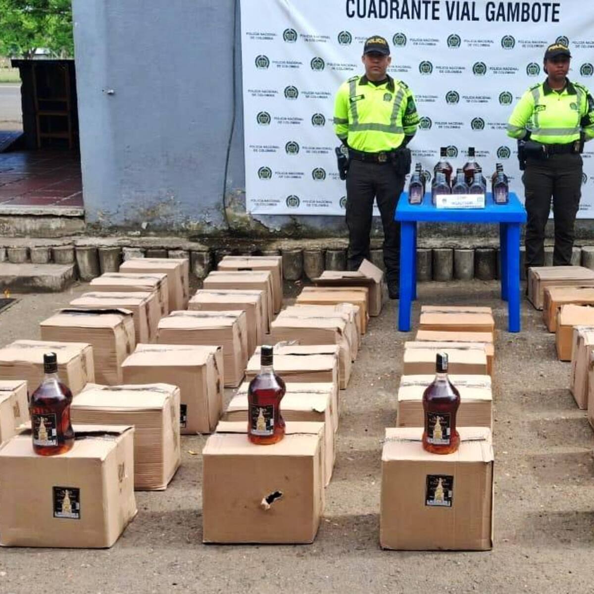 Incautan más de 400 botellas de licor adulterado en vía hacia Cartagena