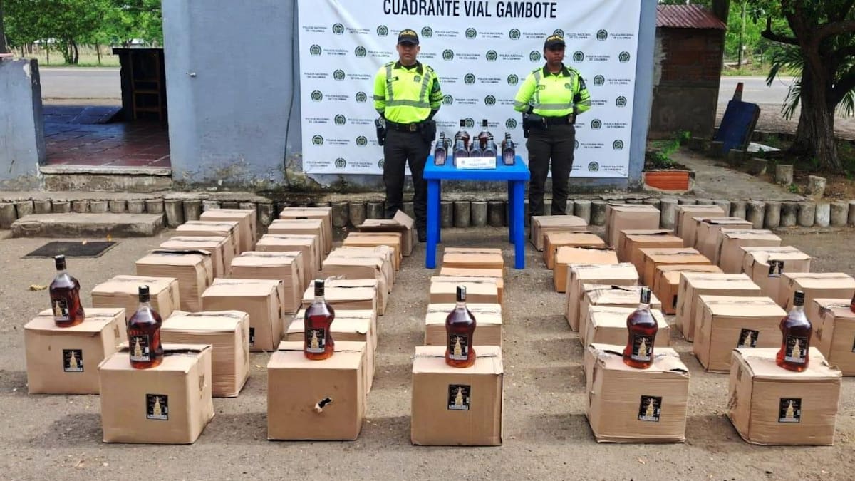 Incautan más de 400 botellas de licor adulterado en vía hacia Cartagena