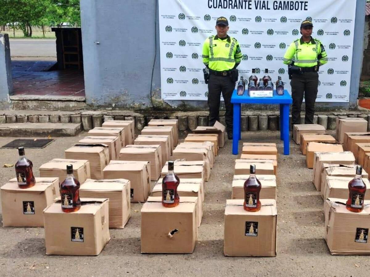 Incautan más de 400 botellas de licor adulterado en vía hacia Cartagena