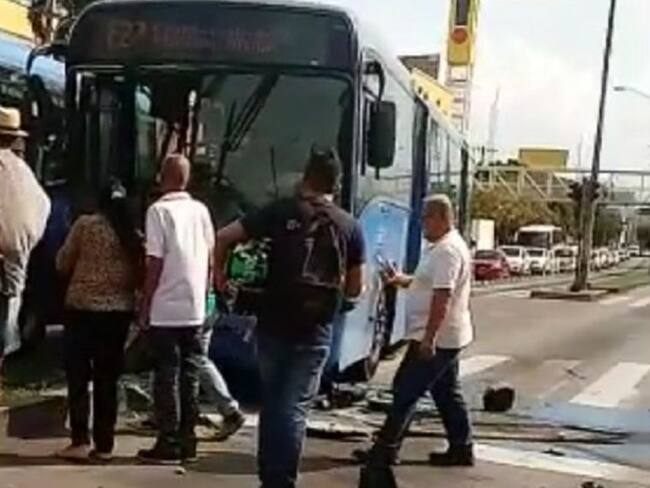 Accidente entre bus del MIO y camioneta deja al menos siete lesionados
