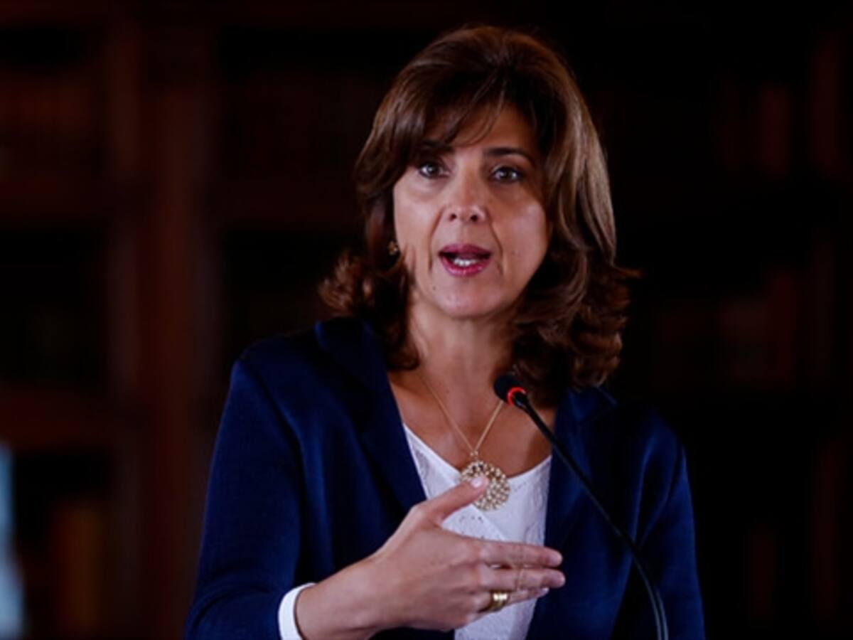 Canciller Holguín se incorpora el viernes a diálogos de paz en La Habana