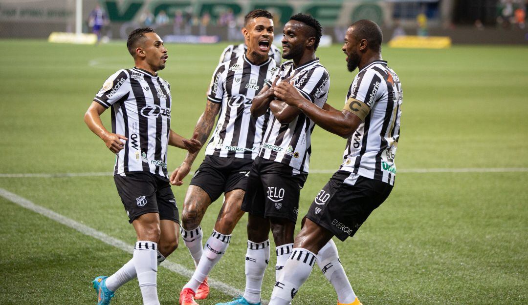 Stiven Mendoza festeja su anotación ante el Palmeiras.