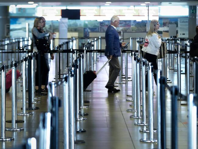 Viajeros en el Aeropuerto El Dorado de Bogotá, Colombia. (Colprensa - Diego Pineda)