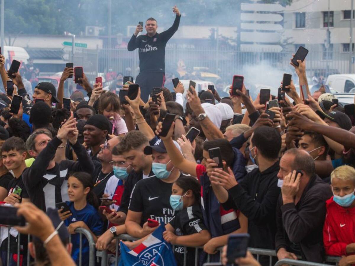 Messi llegó a París y desató la locura en los hinchas del PSG