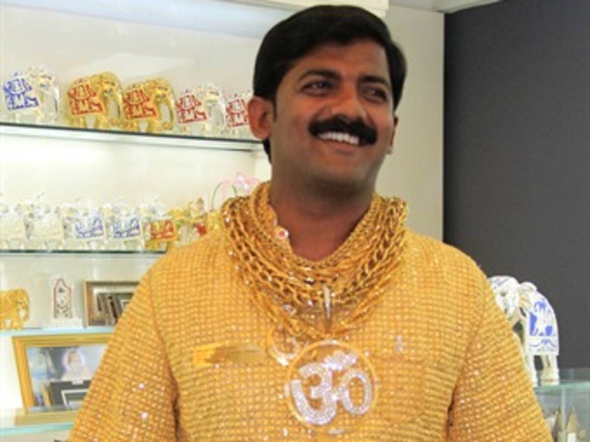 Empresario indio mandó a elaborar una camisa de oro de 22 quilates