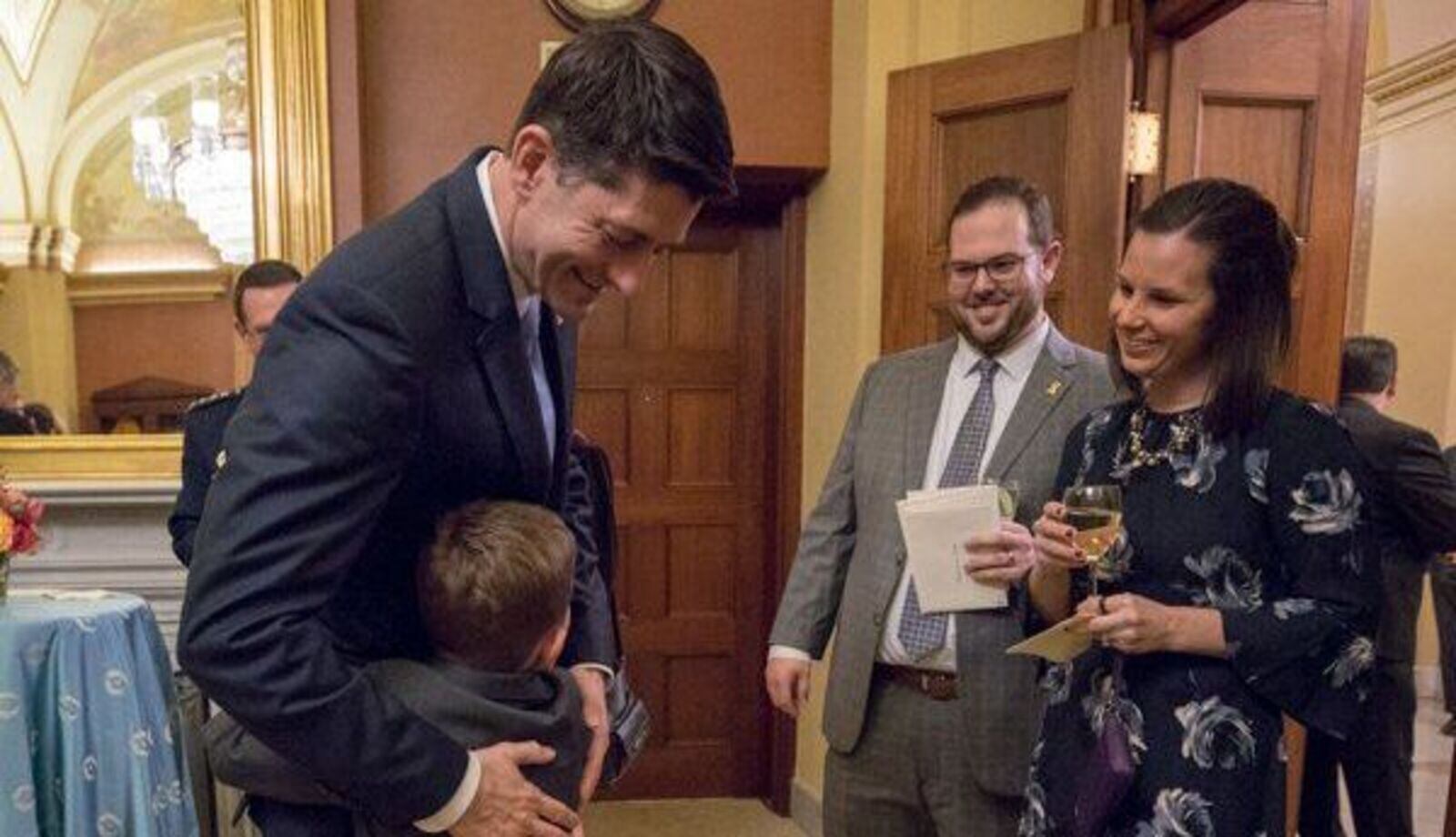 John y Ashley Poulos en el Capitolio en 2018, tras ser invitados por el republicano Paul Ryan (derecha) en 2018, luego de que su hijo mayor venciera un extraño cáncer. Foto: @SpeakerRyan