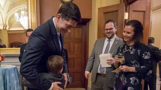 John y Ashley Poulos en el Capitolio en 2018, tras ser invitados por el republicano Paul Ryan (derecha) en 2018, luego de que su hijo mayor venciera un extraño cáncer. Foto: @SpeakerRyan