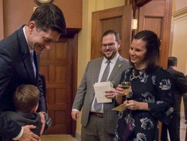 John y Ashley Poulos en el Capitolio en 2018, tras ser invitados por el republicano Paul Ryan (derecha) en 2018, luego de que su hijo mayor venciera un extraño cáncer. Foto: @SpeakerRyan