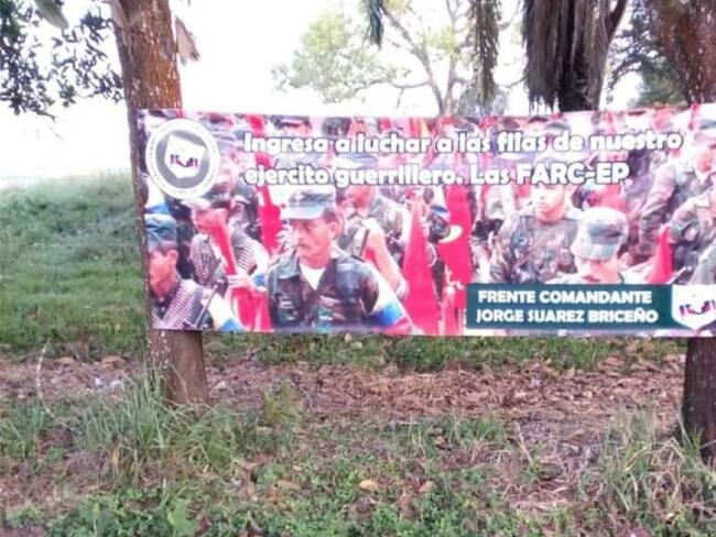 Pasacalles y pendones con logos de las FARC ubicados en vías de municipios del Caquetá, invitan a menores ser parte de disidencias.
