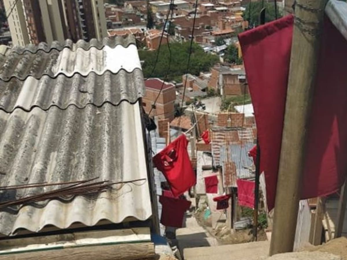 Alcaldía acompaña a familias damnificadas de la comuna 13