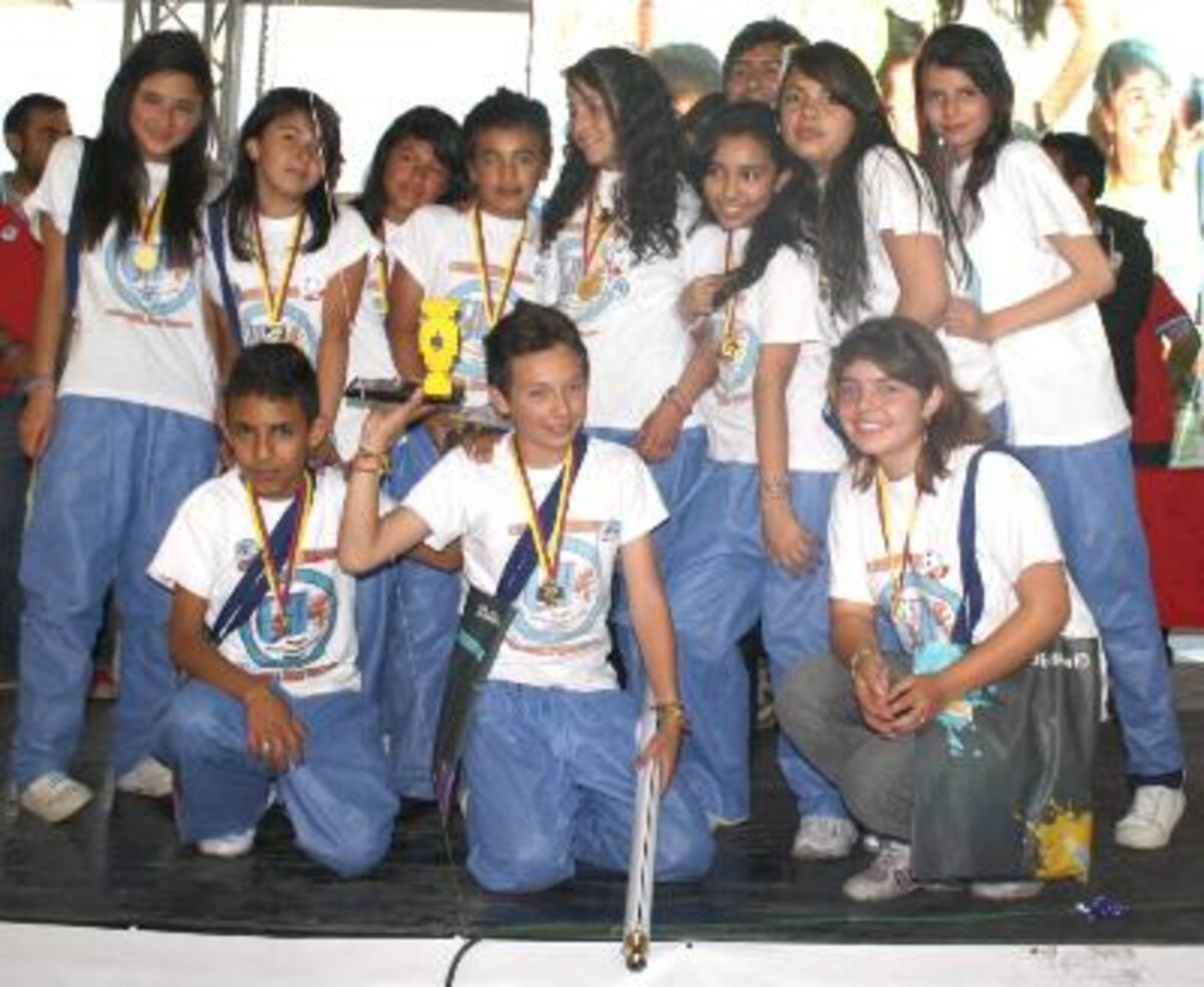 5 de marzo. Competición Categoría Infantil. En Presentación Creativa, por haber demostrado esfuerzo y creatividad en la presentación de la investigación, el premio fue para el equipo del colegio Manuel Cepeda Vargas, Bogotá, con su equipo CYBER HORMIGAS.