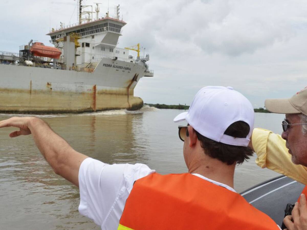 Tres buques aligeran carga ante restricciones en Canal de Acceso