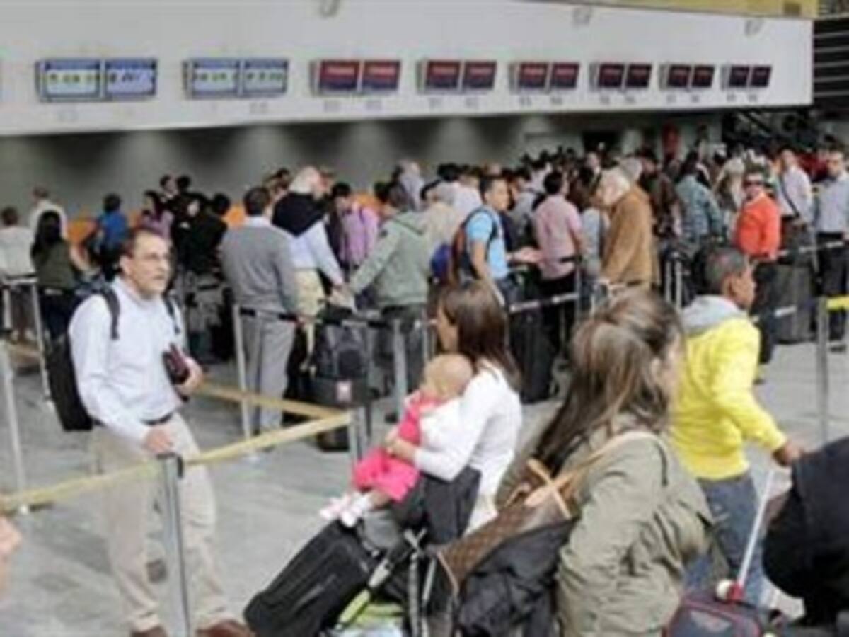 Veinte vuelos fueron cancelados este lunes pese a acuerdo laboral con controladores