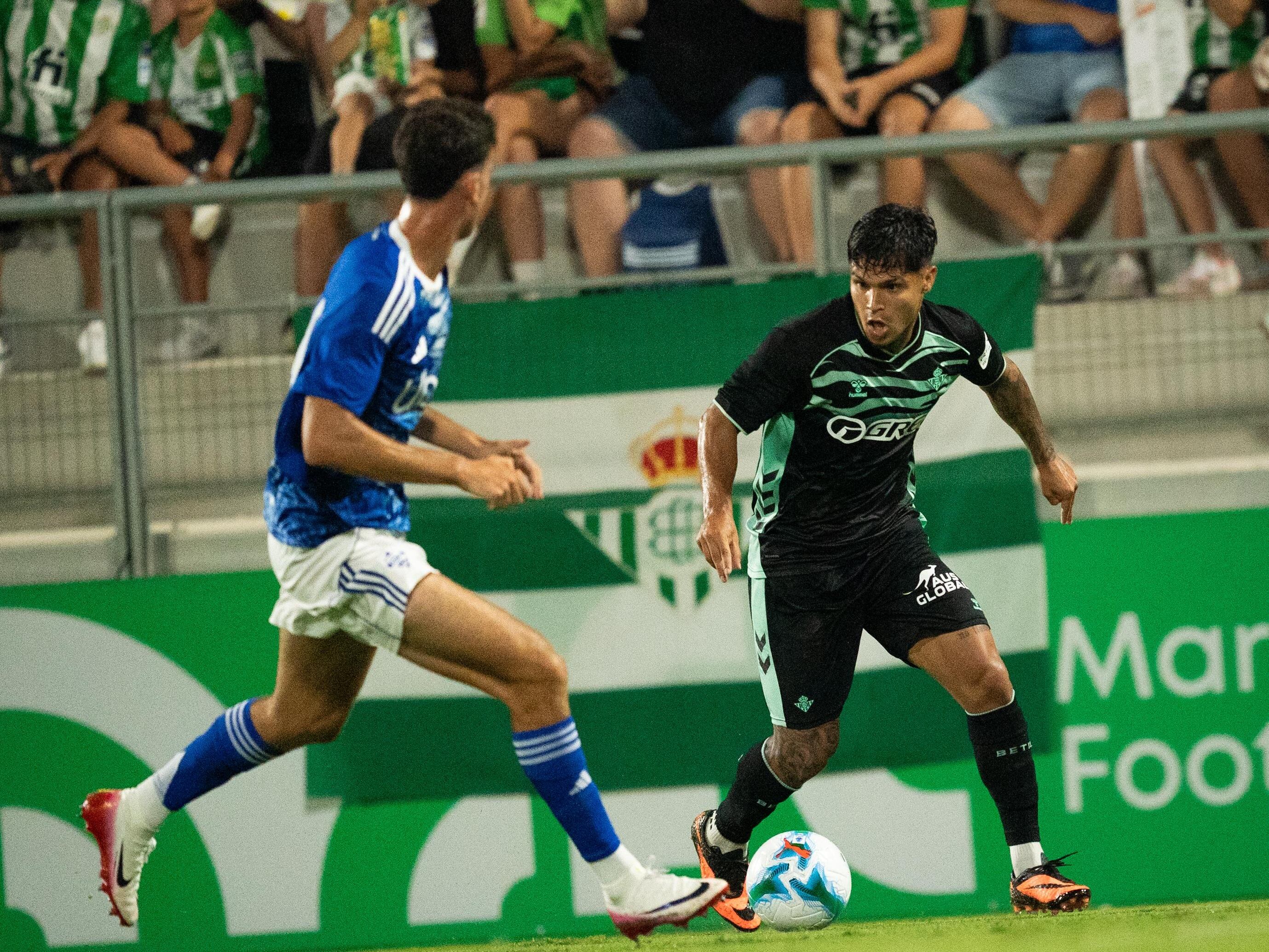 Juan Camilo Hernández en su juego ante el Como / Twitter: @RealBetis