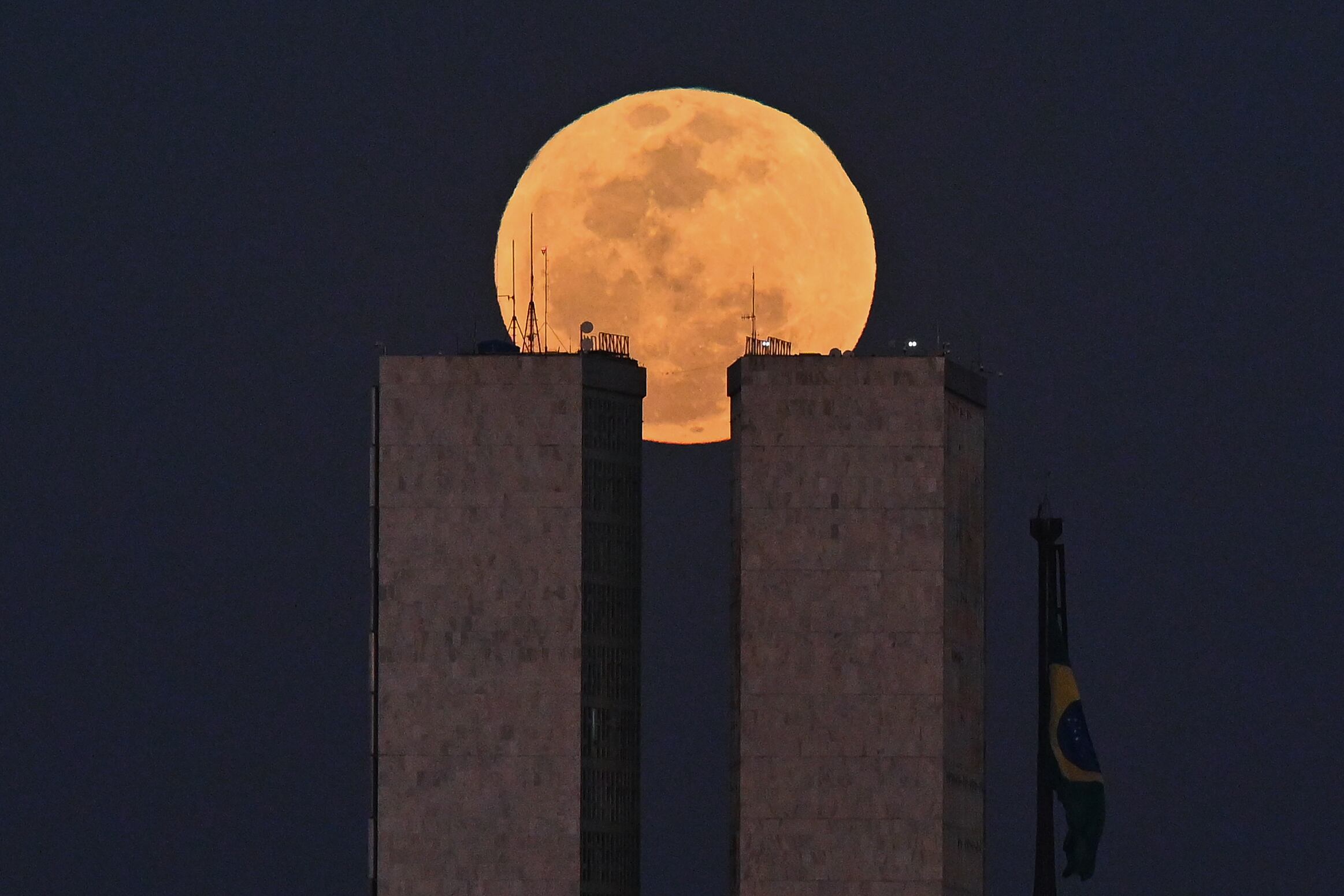 Fotografía de la superluna azul en Brasilia (Brasil). EFE/André Borges
