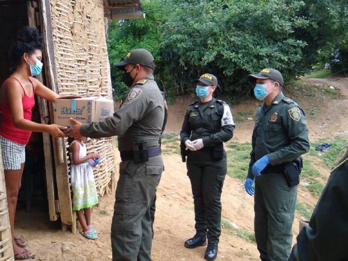 Policías donan alimentos y ropa a familia de escasos recursos en Bolívar