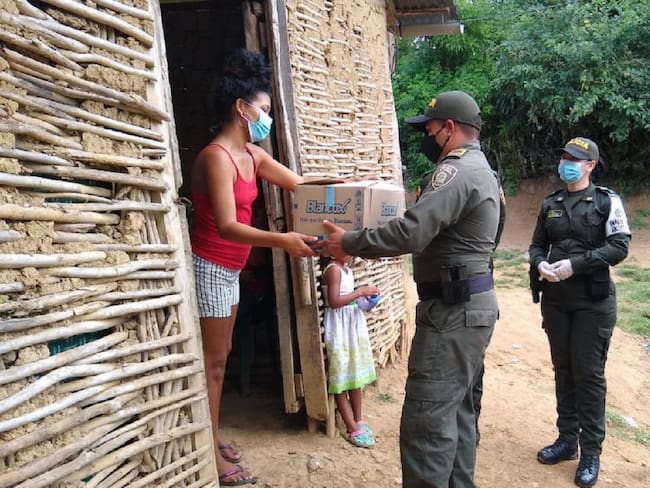 Policías donan alimentos y ropa a familia de escasos recursos en Bolívar