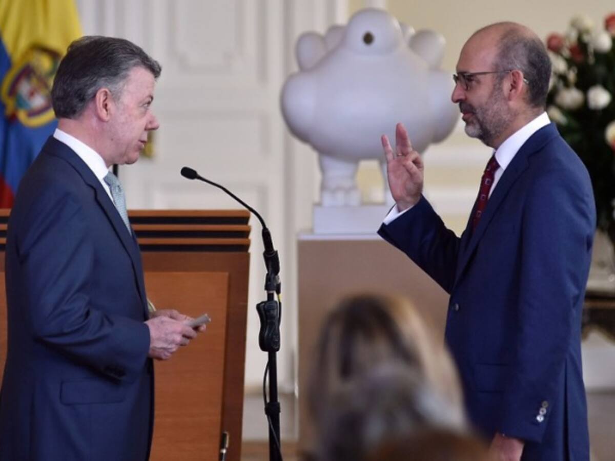 Santos posesiona a Camilo Sánchez como nuevo MinVivienda y le fija prioridades