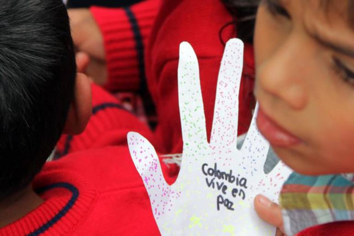 Niños de colegios distritáles, realizaron un acto simbólico para protestar por la muerte de los niños en Caquetá y el caso del menor de la Vega Cundinamarca.