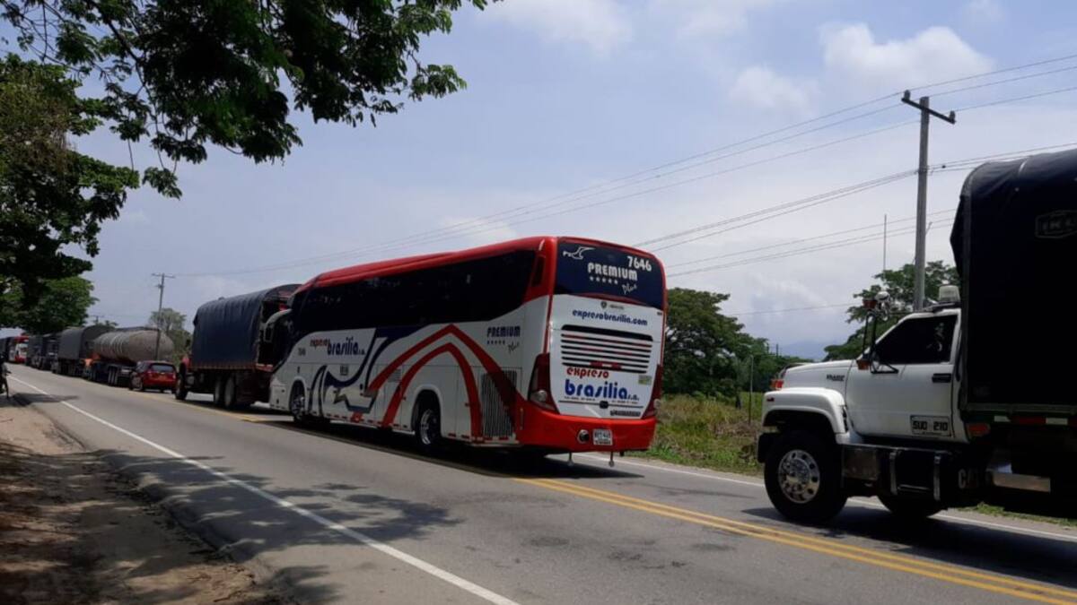 Comunidad bloquea la Troncal de Oriente por captura de varios mineros