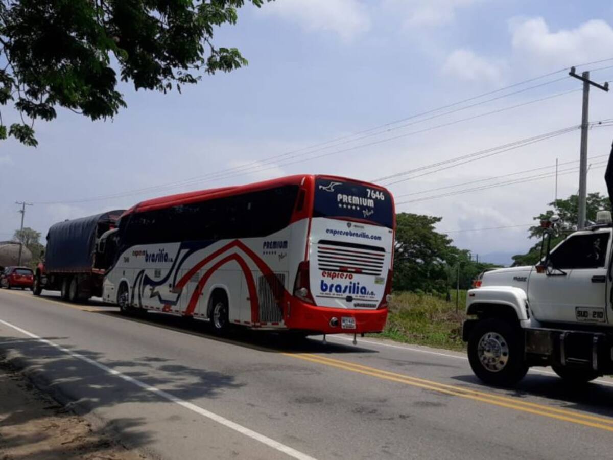 Comunidad bloquea la Troncal de Oriente por captura de varios mineros