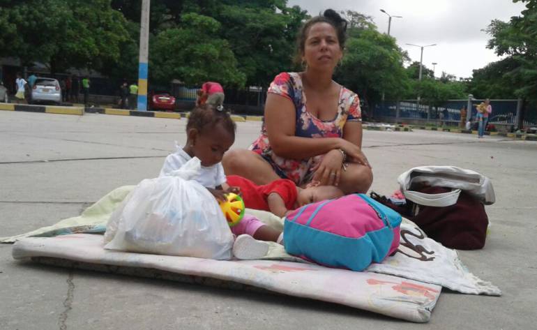 Mujeres y niños que permanecen en el parqueadero interno de la Terminal de Trasportes en Soledad, son los más afectados.