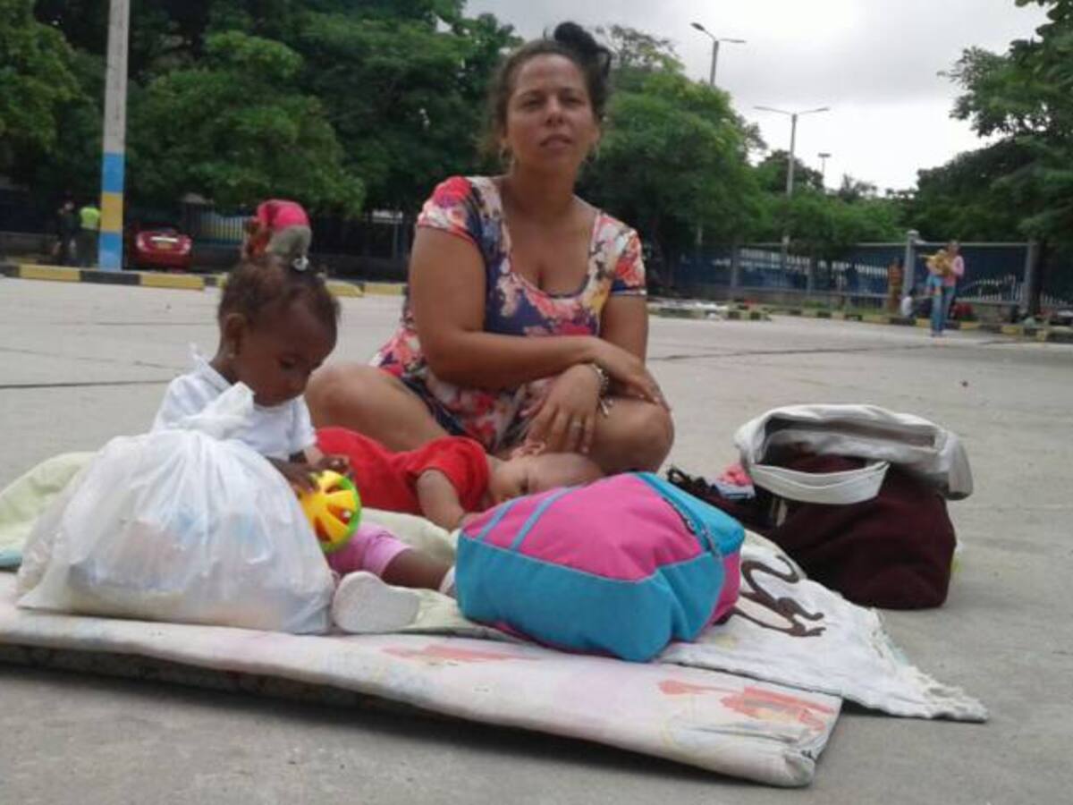 Sigue creciendo campamento de venezolanos en la Terminal de Transportes
