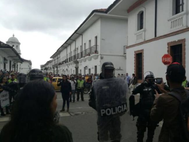 Fuertes disturbios en Popayán en medio de una visita de Álvaro Uribe