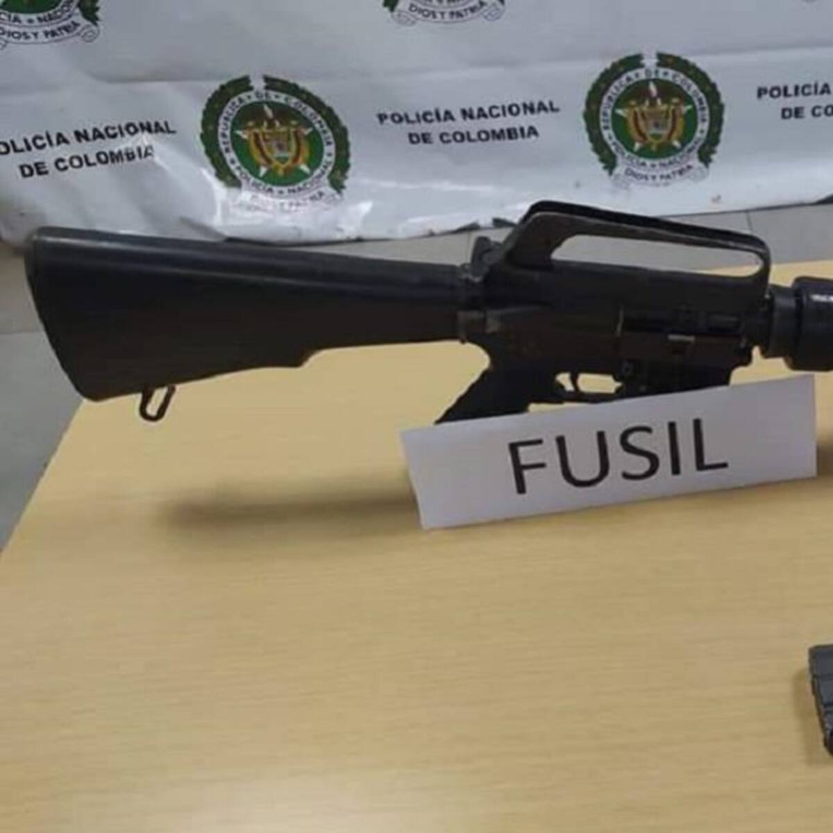 Con un fusil M16 en mano un hombre extranjero fue capturado en Buenaventura