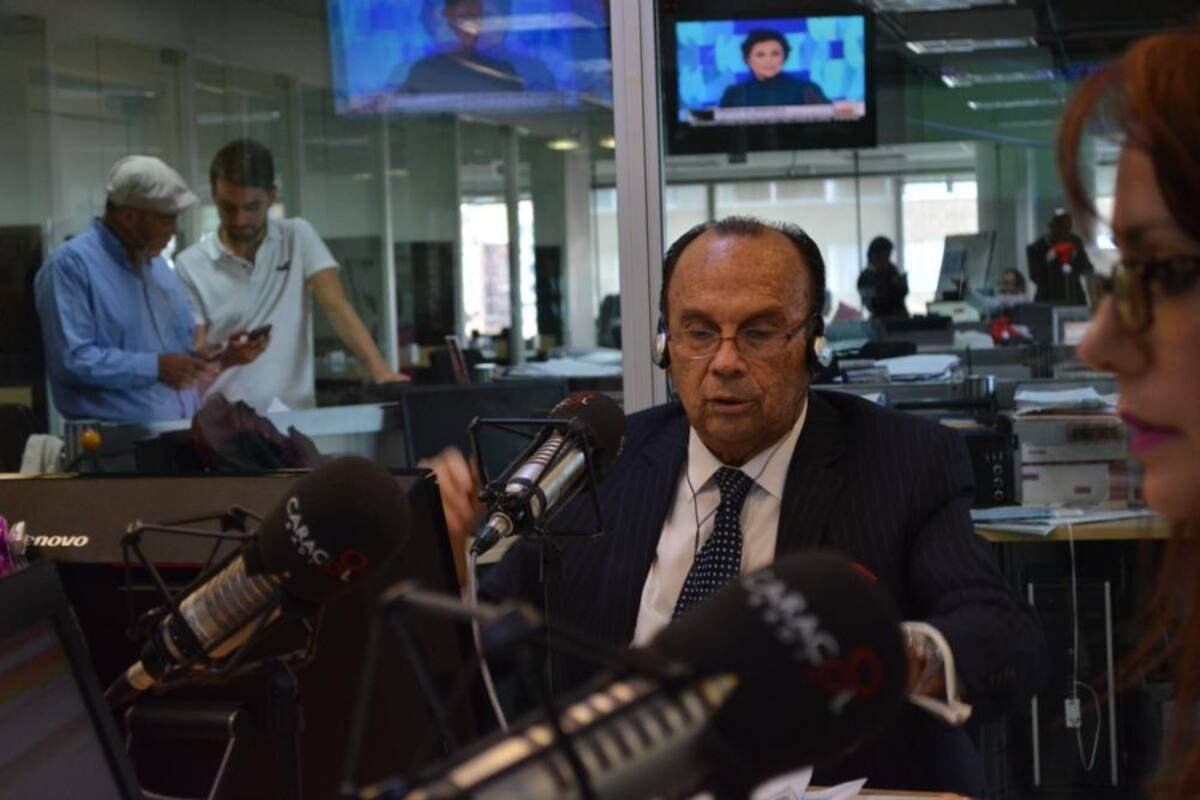 Tras dos décadas de estar inundando de humor a los colombianos, el admirado periodista se retira de La Luciérnaga, vea como desarrolla su último programa.