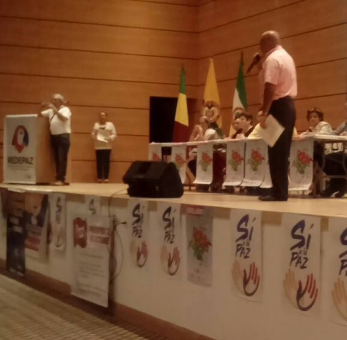 Varios lideres de organizaciones civiles, víctimas y estudiantes universitarios