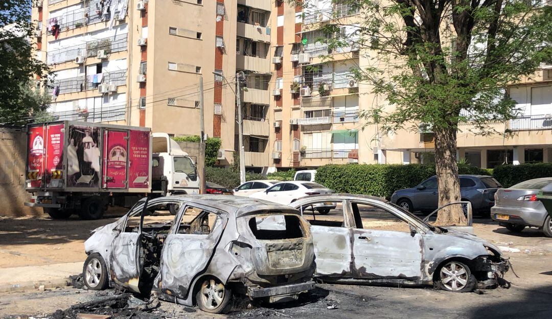 Carros incinerados en las ciudades con población judío-árabe