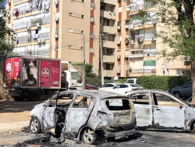 Carros incinerados en las ciudades con población judío-árabe